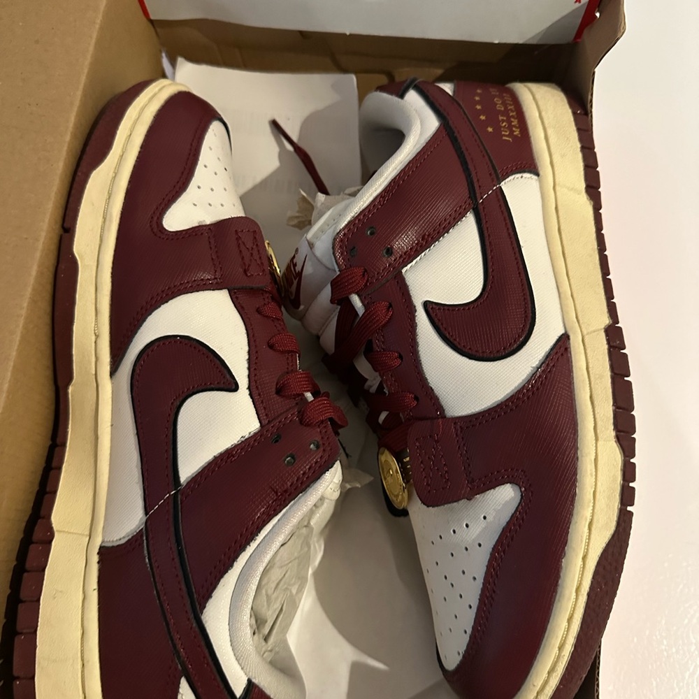 Nike Low-Top Sneakers in Burgundy and White
